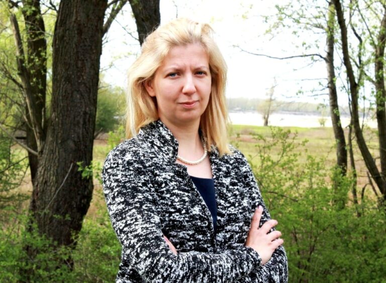 Aldona Stelmach na tle Wisły i drzew