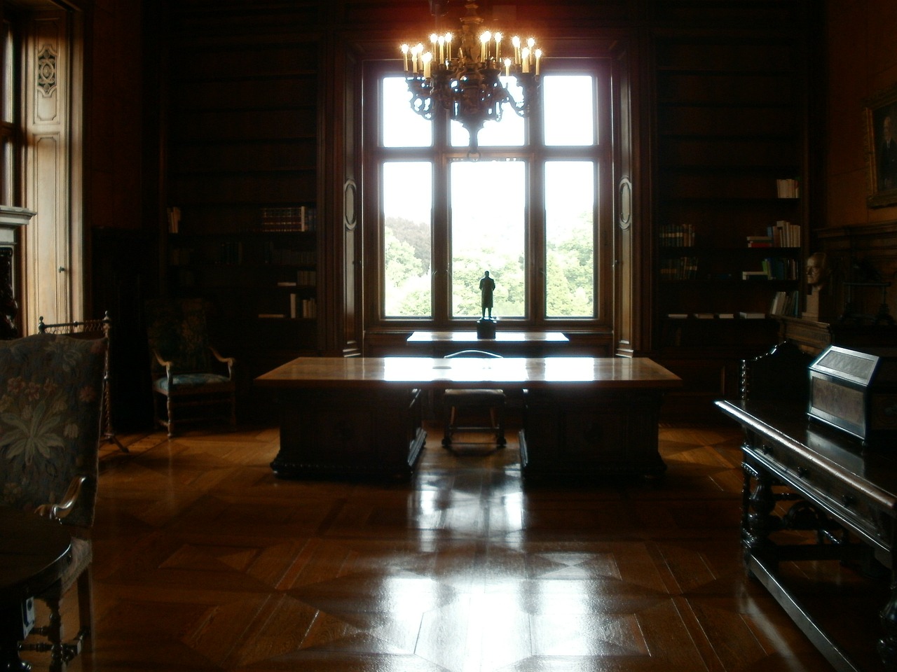wnętrze biblioteki z biurkiem pośrodku