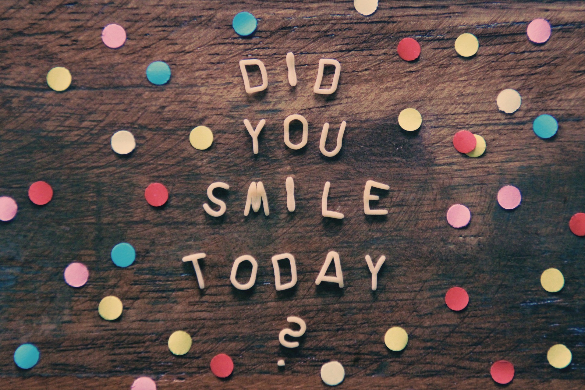 kolorowe kropki wokół napisu did you smile today?