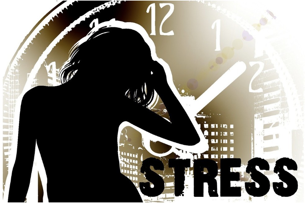 grafika postaci kobiecej na tle zegara z napisem stress