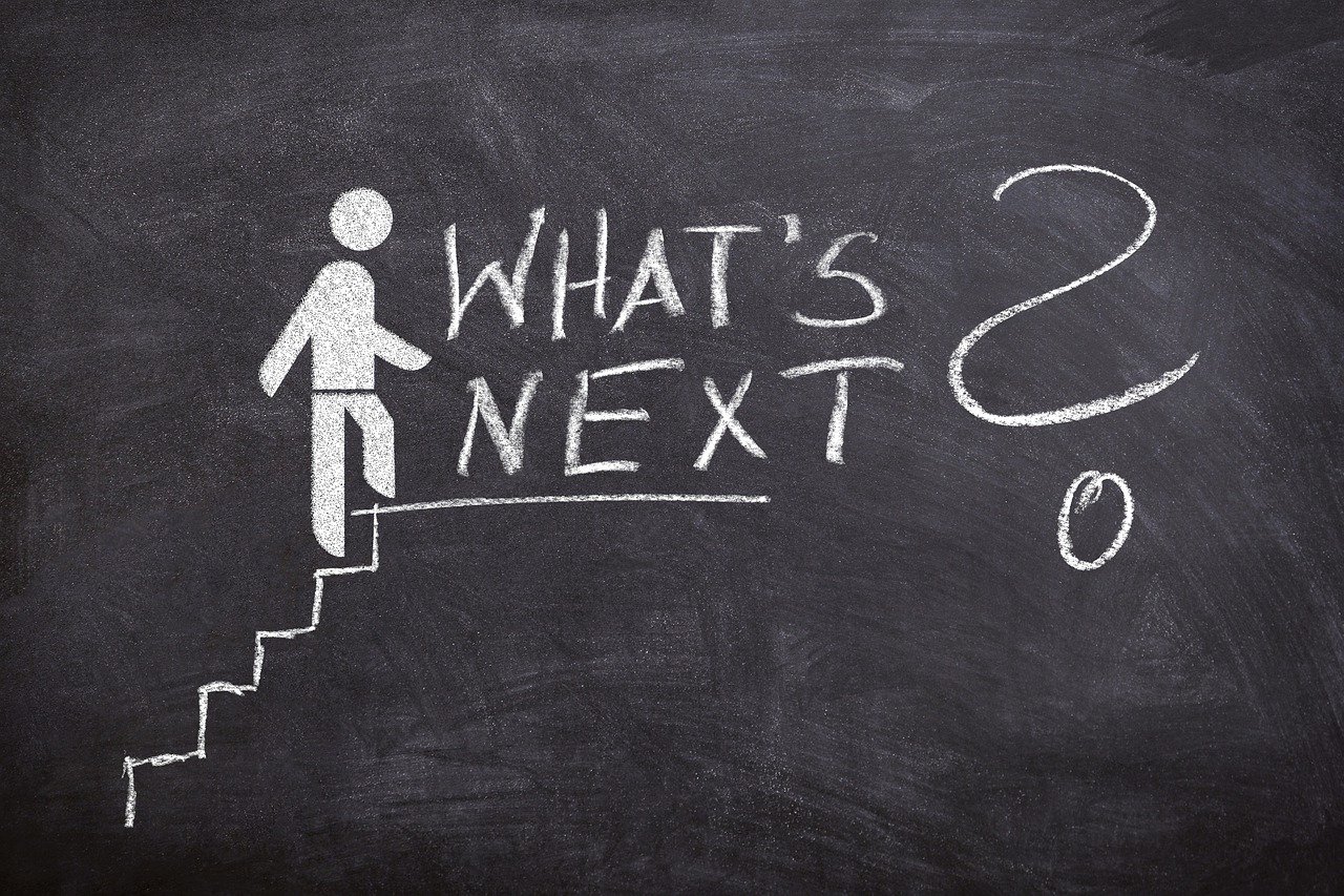 Napis kredą na tablicy what's next