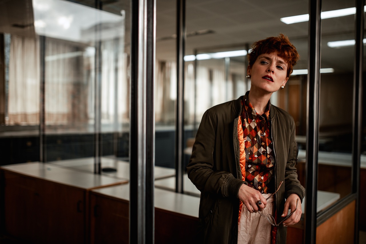 Ruda kobieta około 40 lat w biurze